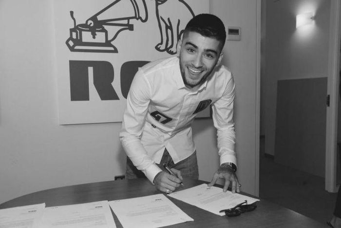 Zayn tweeted this photo of him signing a new deal with RCA
