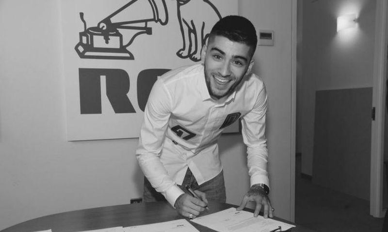 Zayn tweeted this photo of him signing a new deal with RCA