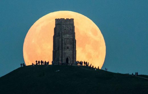 Pictures of the 'blood moon' from all around the world