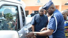 Boakye Agyarko presenting the vehicle to the police