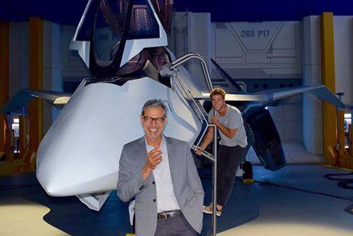 Jeff Goldblum and Liam Hemsworth on set of 'Independence Day: Resurgence'