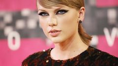 Recording artist Taylor Swift arrives at the 2015 MTV Video Music Awards in Los Angeles, California, August 30, 2015. REUTERS/Danny Moloshok