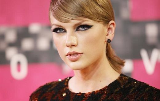 Recording artist Taylor Swift arrives at the 2015 MTV Video Music Awards in Los Angeles, California, August 30, 2015. REUTERS/Danny Moloshok