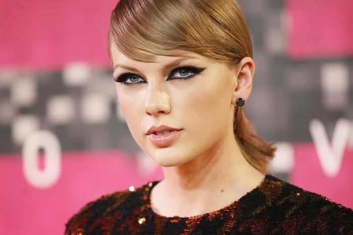 Recording artist Taylor Swift arrives at the 2015 MTV Video Music Awards in Los Angeles, California, August 30, 2015. REUTERS/Danny Moloshok