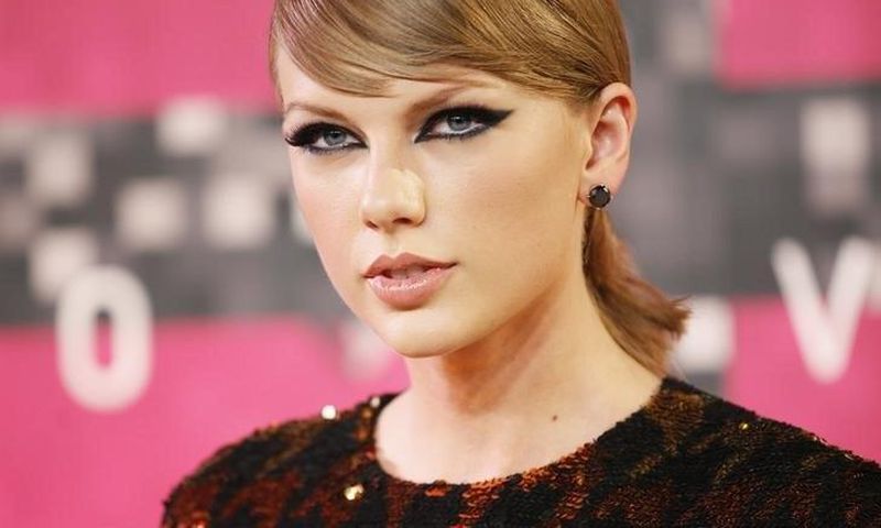 Recording artist Taylor Swift arrives at the 2015 MTV Video Music Awards in Los Angeles, California, August 30, 2015. REUTERS/Danny Moloshok