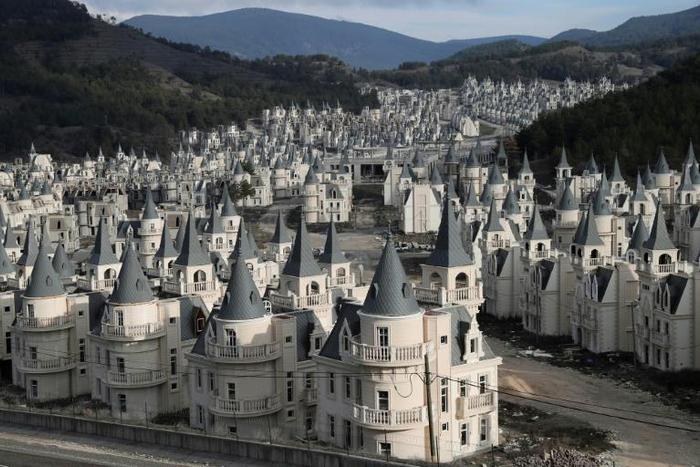 The difficulties faced by the luxury housing complex being built by the Sarot Group are emblematic of those faced by the construction sector as Turkey's economy slows