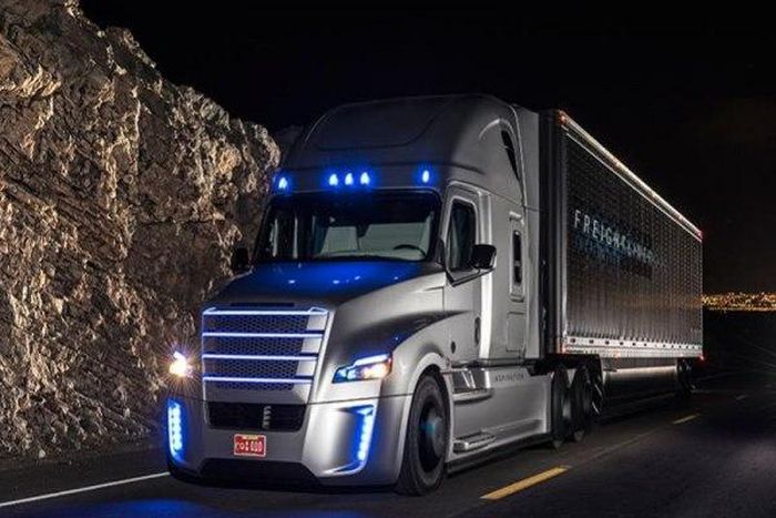 The Freightliner Inspiration Truck in action