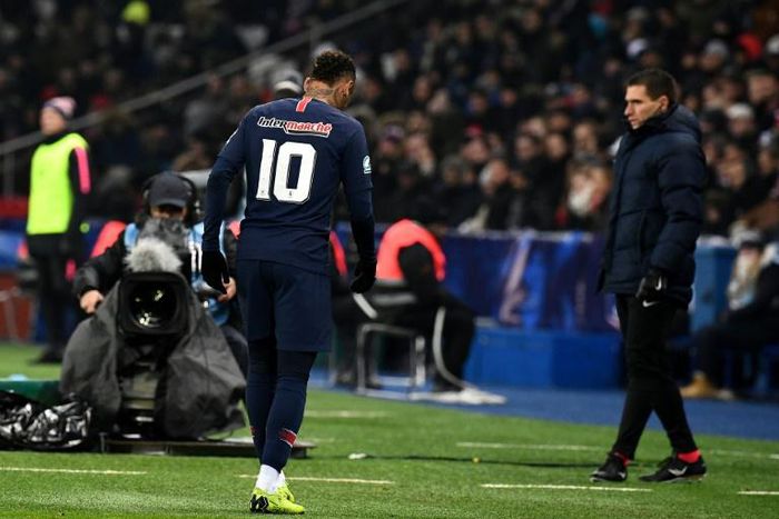 Neymar leaves the pitch with an apparent foot injury in PSG's win over Strasbourg in the French Cup