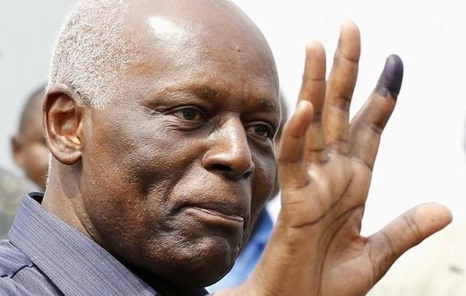 Angola's President Jose Eduardo dos Santos shows off his inked finger to photographers after casting his vote during national elections in the capital Luanda, August 31, 2012. REUTERS/Siphiwe Sibeko