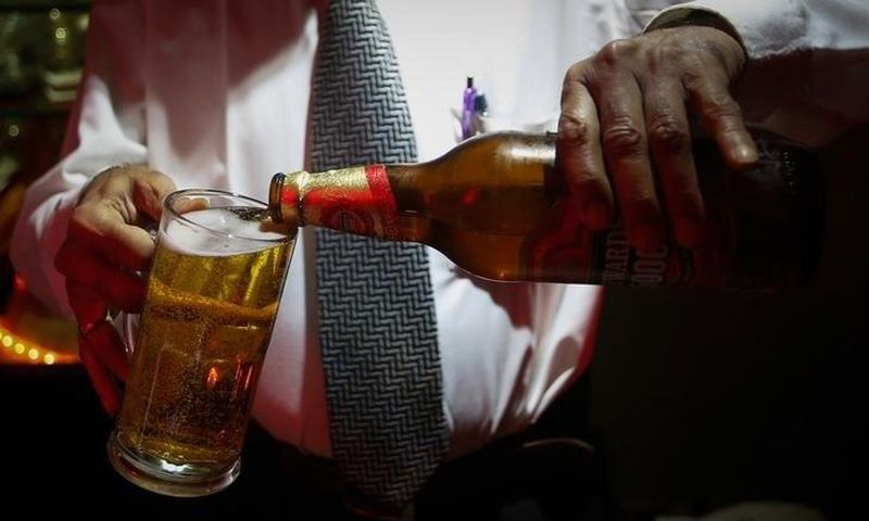 A bartender pours Haywards 5000 strong beer, a product of SABMiller in a file photo.  REUTERS/Danish Siddiqui