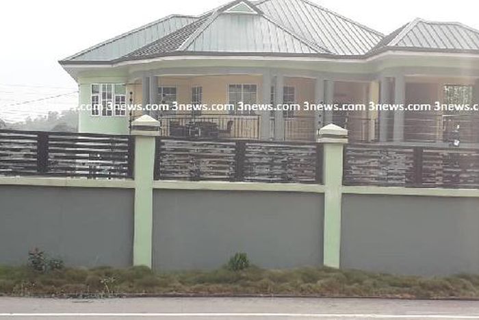 Armed Police officers storm NAM1 mother’s house