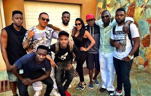 R2bees and Wizkid in a group pic
