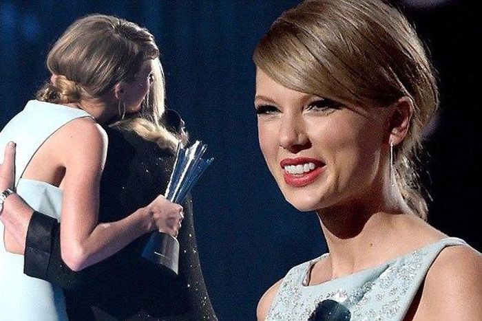 Taylor Swift hugs mother at 2015 ACM Awards in Texas