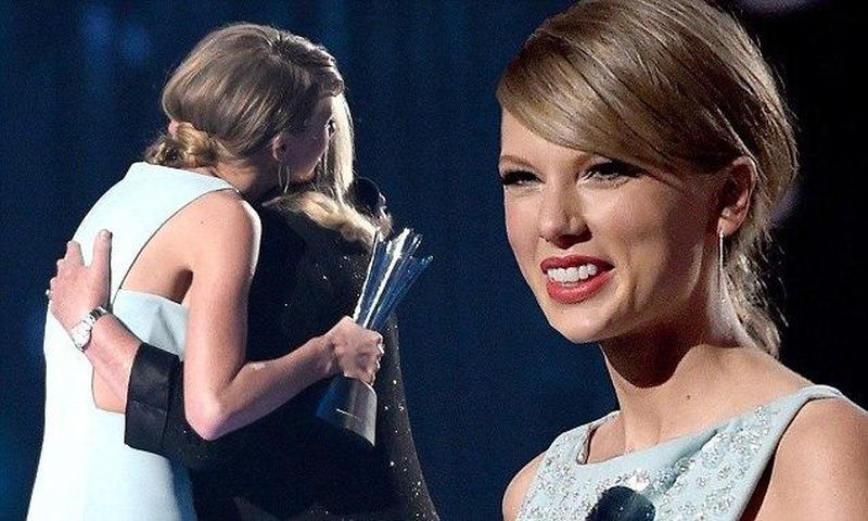 Taylor Swift hugs mother at 2015 ACM Awards in Texas