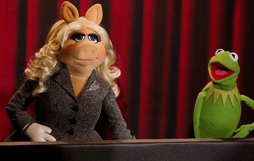 Miss Piggy and Kermit the frog