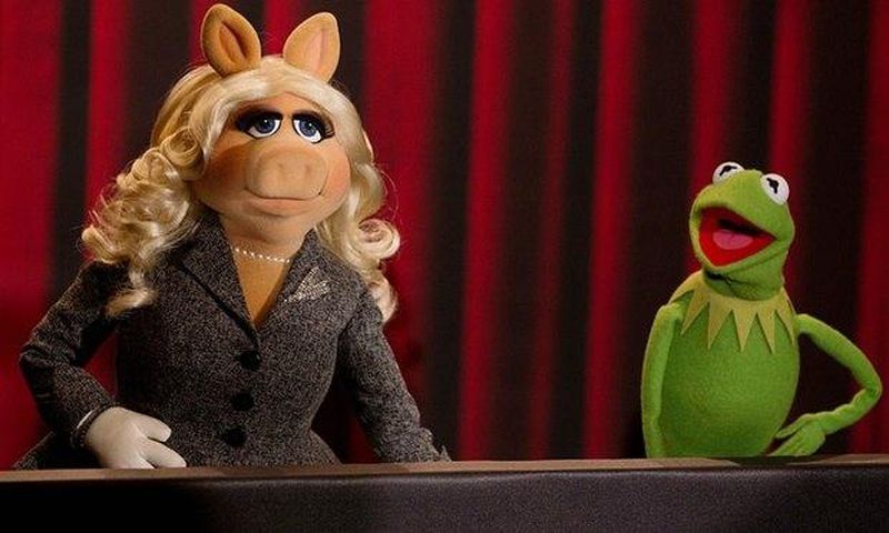 Miss Piggy and Kermit the frog