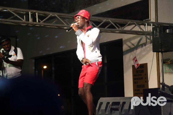 Okyeame Kwame performing at 2015 Ghana DJ Awards