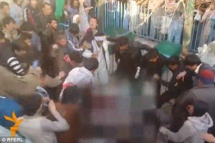 ___3585286___https:______static.pulse.com.gh___webservice___escenic___binary___3585286___2015___3___20___12___Muslims-beat-woman-to-death-620x346