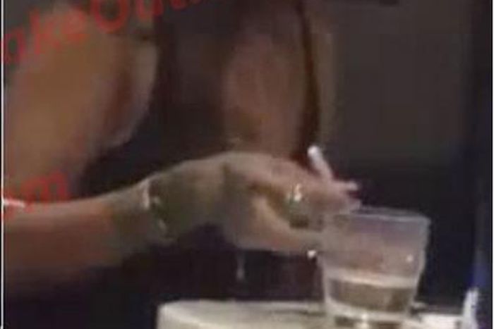 Rihann sniffing coke?