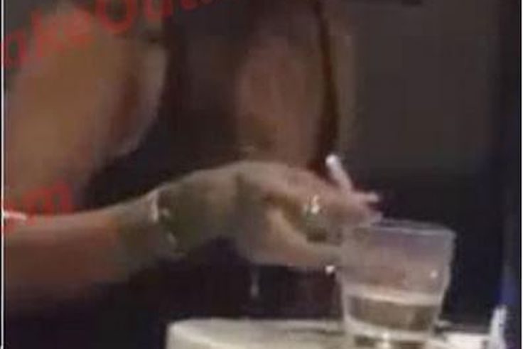 Rihann sniffing coke?