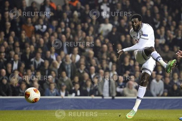 Tottenham Hotspur's Emmanuel Adebayor shoots wide of the goal during their Europa League soccer match against Benfica at White Hart Lane in London March 13, 2014. REUTERS/Dylan Martinez