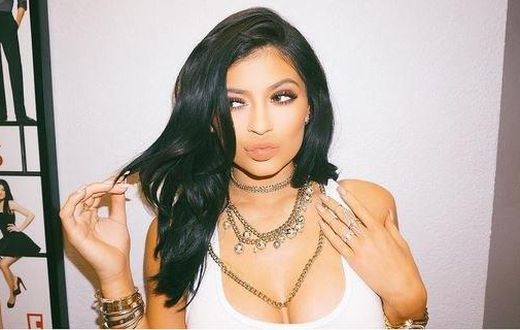 Kylie Jenner shows off mystery diamond ring