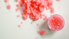 DIY sugar lip scrub
