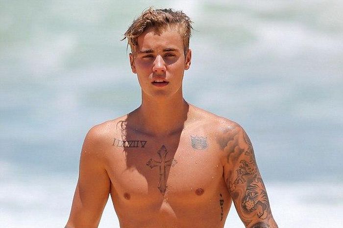 Justin Bieber flaunts it all in Hawaii