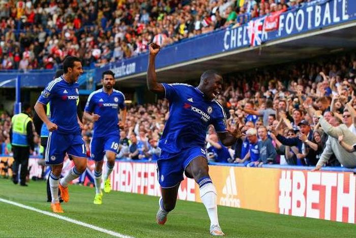 ___4183482___https:______static.pulse.com.gh___webservice___escenic___binary___4183482___2015___9___19___16___2C81359600000578-3241084-Kurt-Zouma-rose-highest-to-latch-on-to-Cesc-Fabregas-inch-perfec-a-67-1442668284503