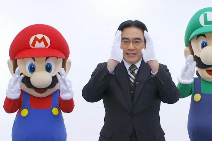 Late Nintendo CEO, Satoru Iwata with the Mario brothers in a commercial.