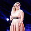 Kelly Clarkson and Koryn Hawthorne performing 'I'd rather go blind.'
