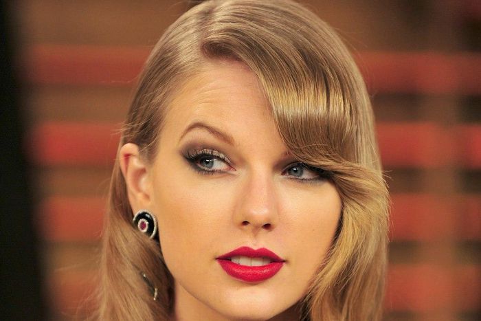 Taylor Swift buys two porn sites baring her name