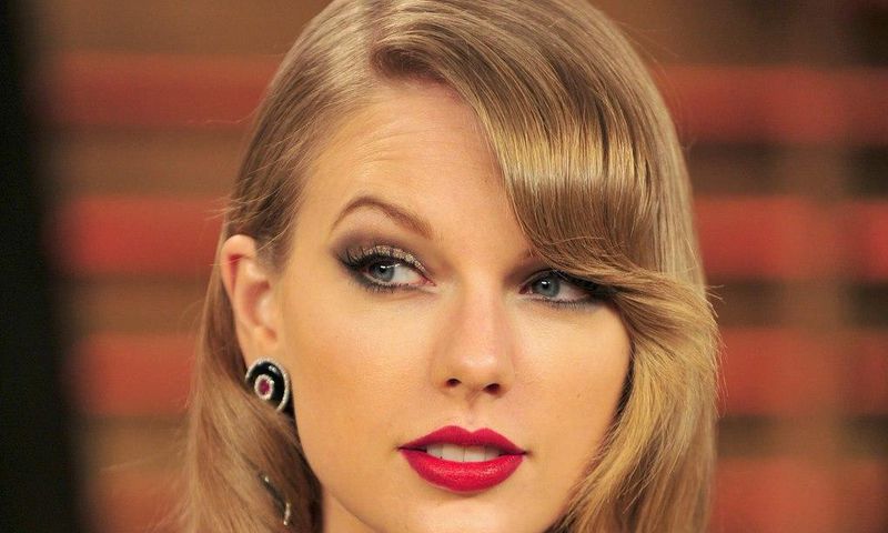 Taylor Swift buys two porn sites baring her name