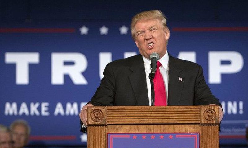 Woman responds perfectly to Donald Trump by putting on an American flag hijab