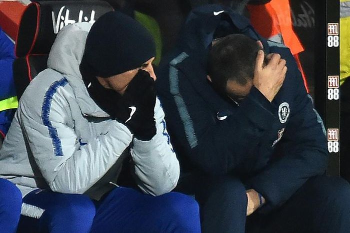 Chelsea boss Maurizio Sarri (R) holds his head in frustration