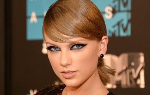 Taylor Swift at 2015 MVAs