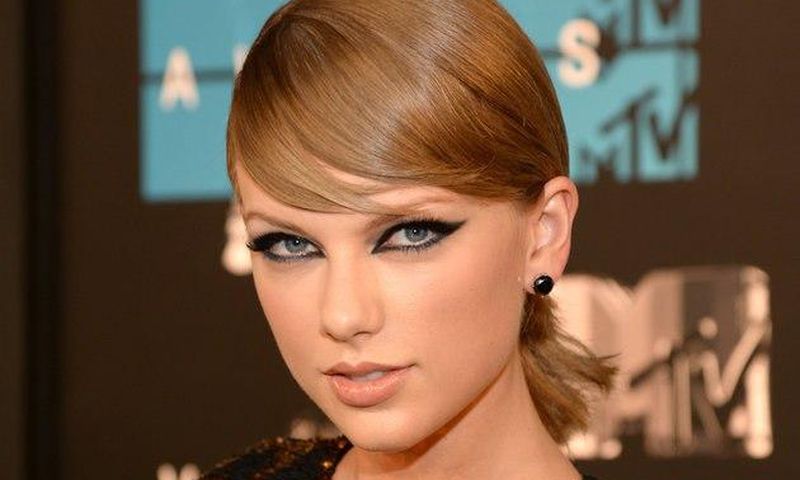 Taylor Swift at 2015 MVAs