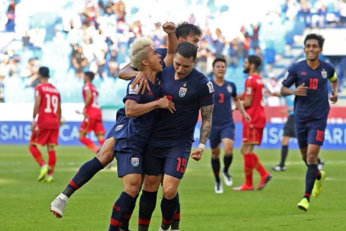 Thailand's Chanathip Songkrasin (left) celebrates his goal agaisnt Bahrain