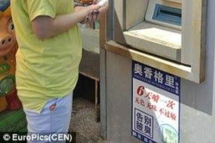 Xiao Liu standing by the ATM that electrocuted her