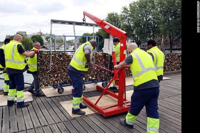 ___3821600___https:______static.pulse.com.gh___webservice___escenic___binary___3821600___2015___6___2___18___150601105915-01-paris-locks-0601-exlarge-169