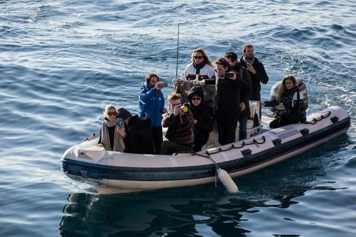 Italian members of parliament and the mayor of Syracuse hired a motorised dinghy to get around a ministry ban on visiting the rescue vessel Sea Watch 3