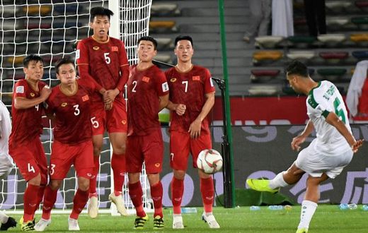 Ali Adnan swept home a brilliant, last-minute free kick as former champions Iraq twice hit back to beat Vietnam 3-2 in the Asian Cup