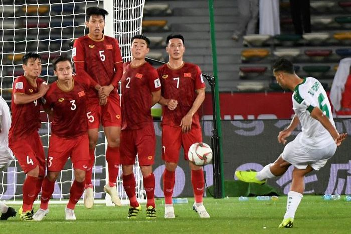 Ali Adnan swept home a brilliant, last-minute free kick as former champions Iraq twice hit back to beat Vietnam 3-2 in the Asian Cup