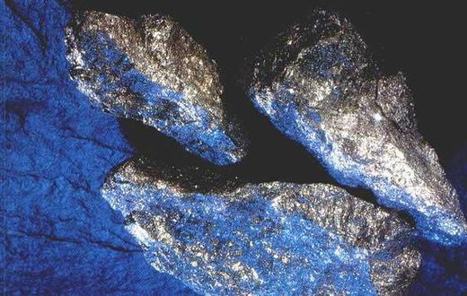 Zimbabwe suspends platinum export tax -state-owned paper