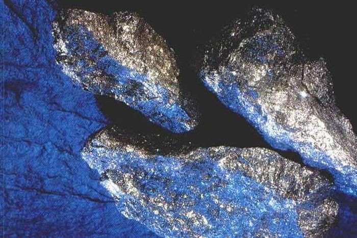 Zimbabwe suspends platinum export tax -state-owned paper