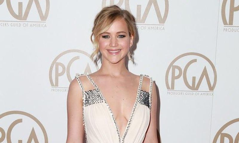 Jennifer Lawrence pees in sinks