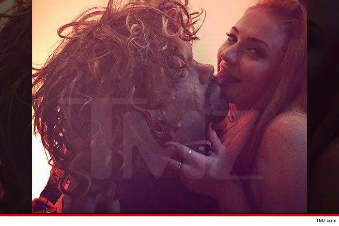 A fake Tyrion Lannister and Sansa Stark french kissing in San Diego