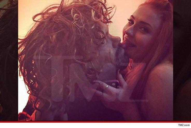 A fake Tyrion Lannister and Sansa Stark french kissing in San Diego