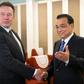 Tesla CEO Elon Musk (L) was offered a Chinese 'green card' by Premier Li Keqiang