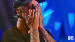Justin Bieber cries at 2015 VMAs